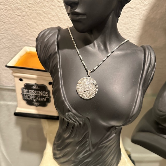 Jewelry - Elegant Silver Pendant Necklace